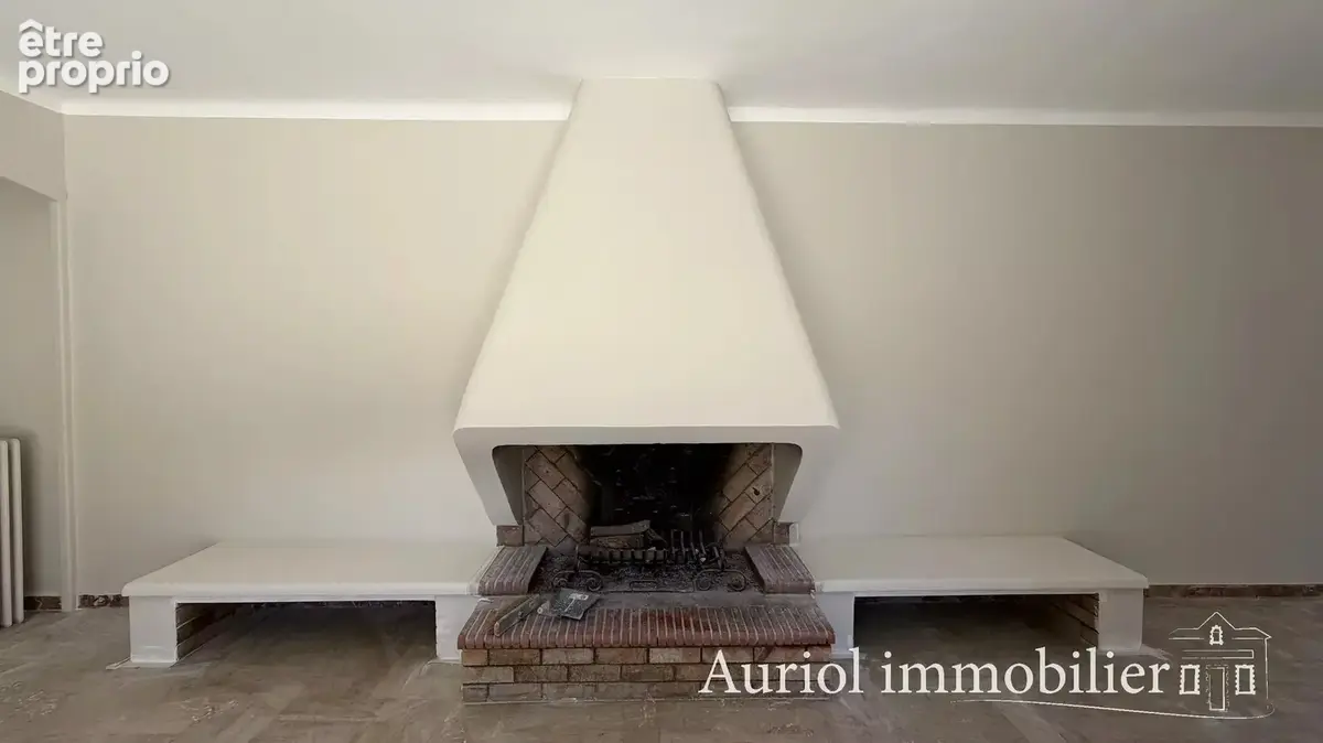 AURIOL - Maison avec dépendances sur terrain de 4200 m² - photo 5
