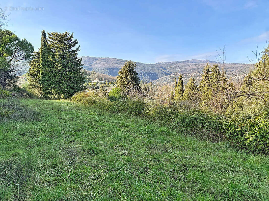 Terrain à CHATEAUNEUF-GRASSE