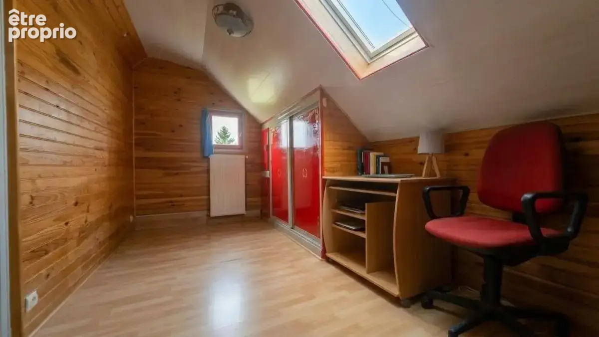 Ensemble Immobilier à Fort Potentiel – Dépendance, 3 Garages & Grand Parking - photo 12