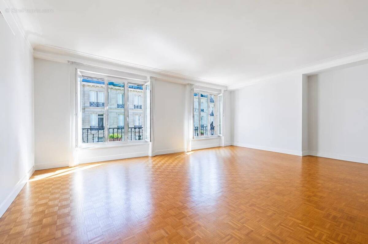 Appartement à PARIS-8E