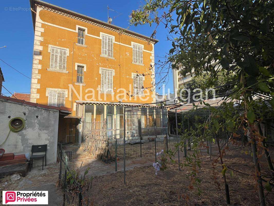 Vente TOULON Ouest - Maison de caractère à rénover de 205 m2 sur 318 m2 de terrain - Garage - photo 3