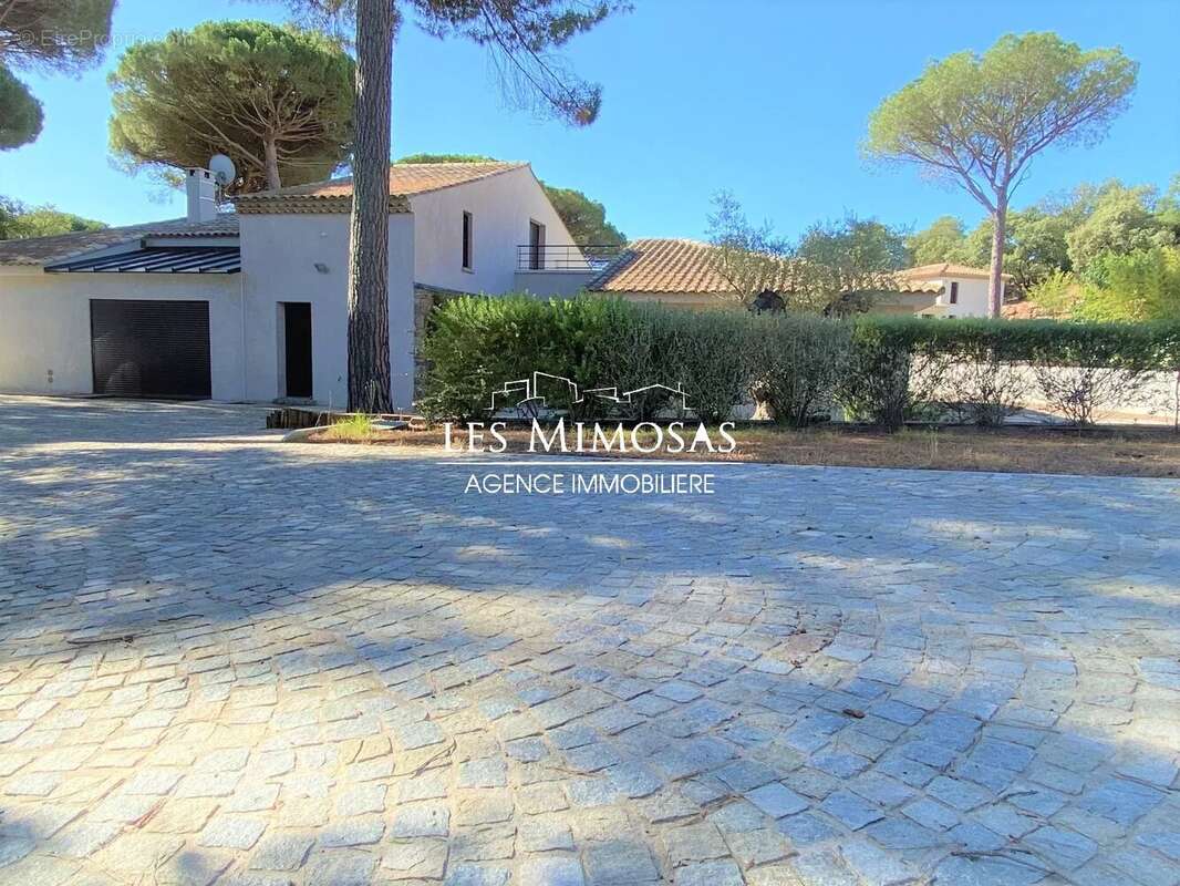 Maison à ROQUEBRUNE-SUR-ARGENS