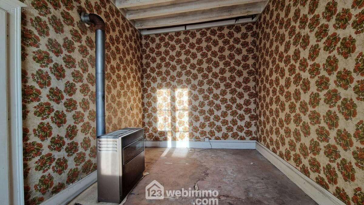 Une pièce de 13 m² avec un poêle - Maison à MONTAIGU