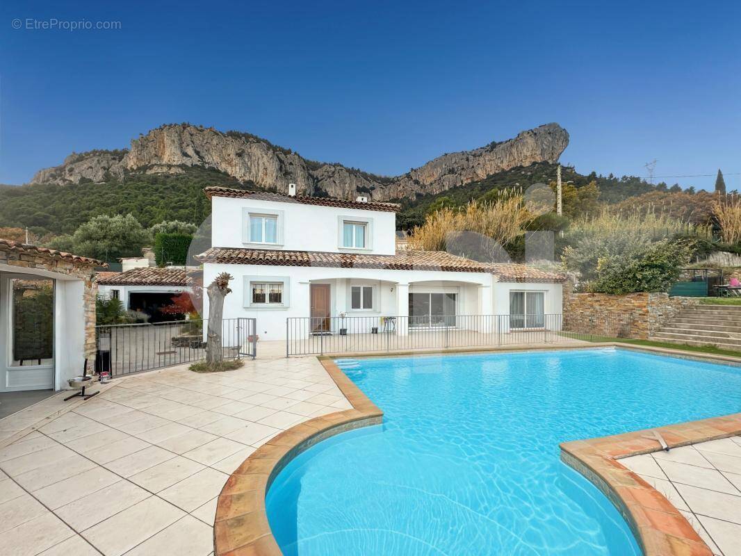 Maison à LE REVEST-LES-EAUX