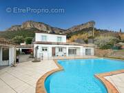 Maison à LE REVEST-LES-EAUX