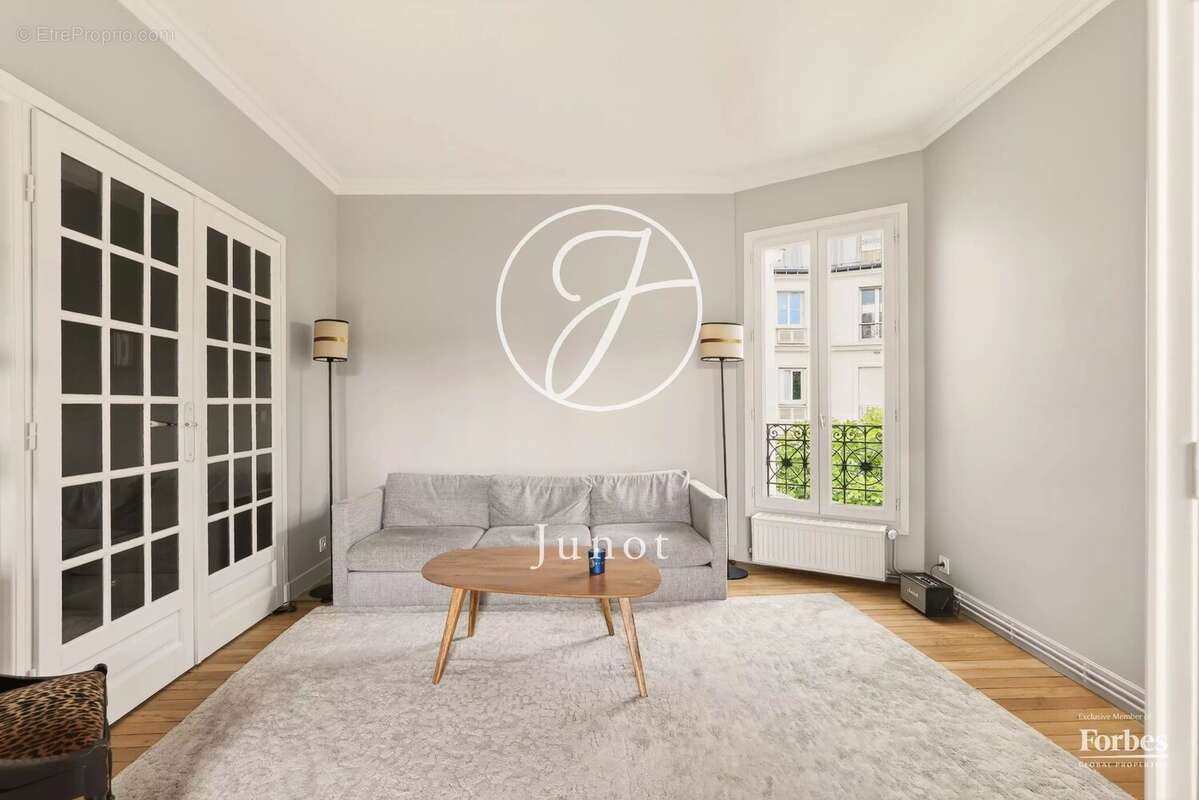 Appartement à PARIS-16E