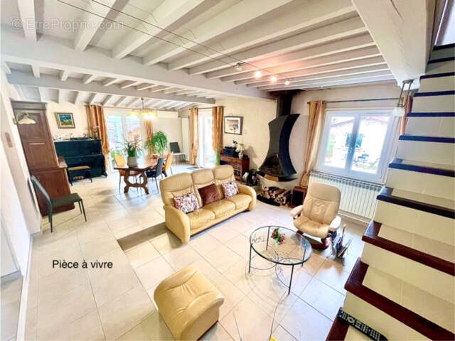 Maison à LAPEYROUSE-MORNAY