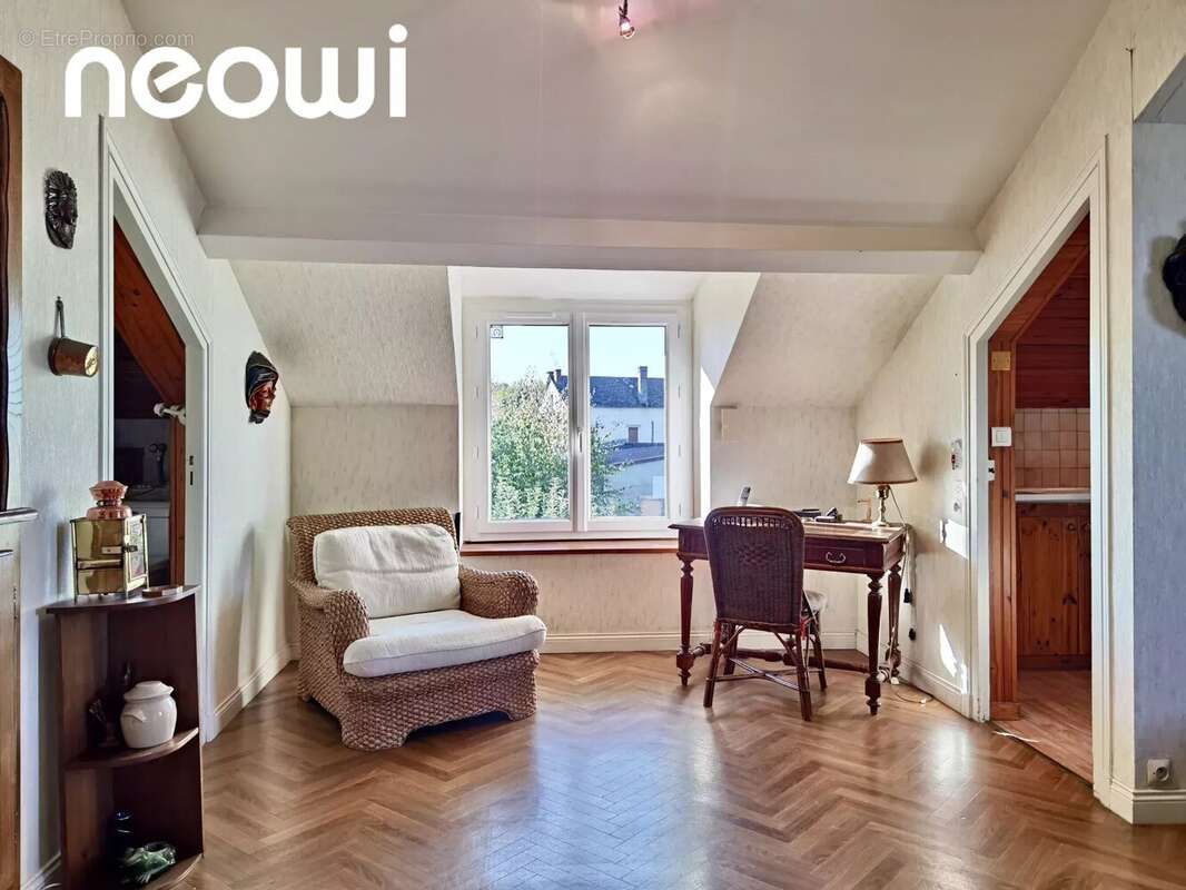 Grande maison avec atelier, garage et jardin arboré - photo 3