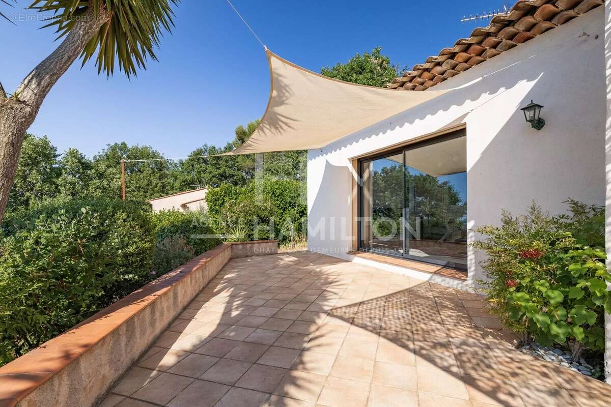 Maison à CHATEAUNEUF-GRASSE