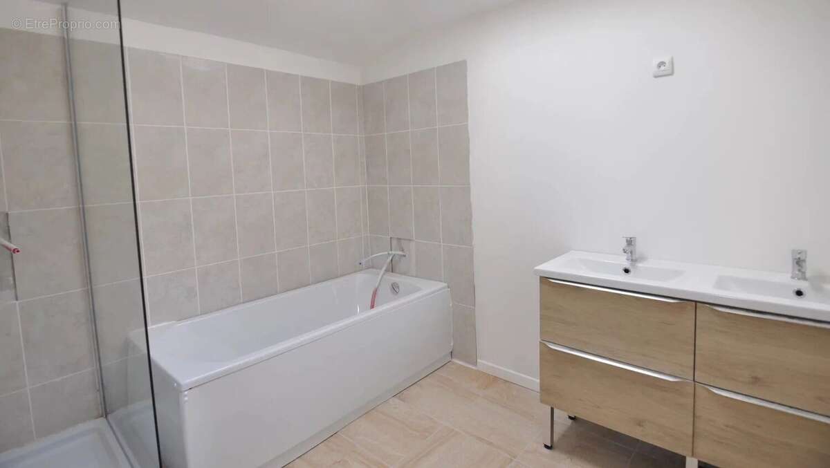 Maison à VILLEBOIS-LAVALETTE