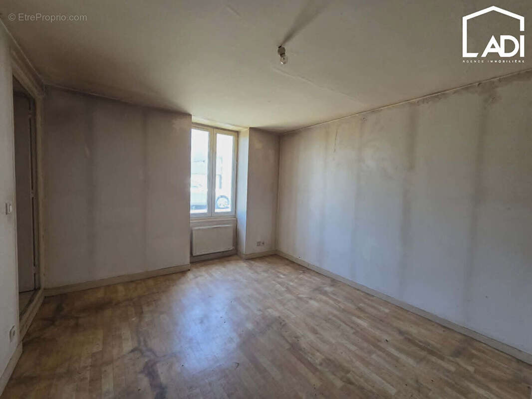 EXIREUIL ! Maison à rénover d'environ 100 m² habitables sans extérieur. - photo 4