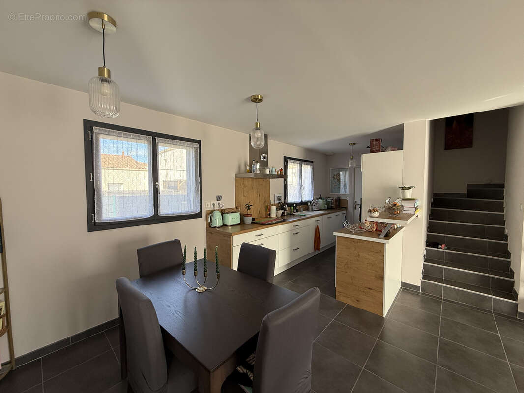 Maison à SAINT-CHAPTES