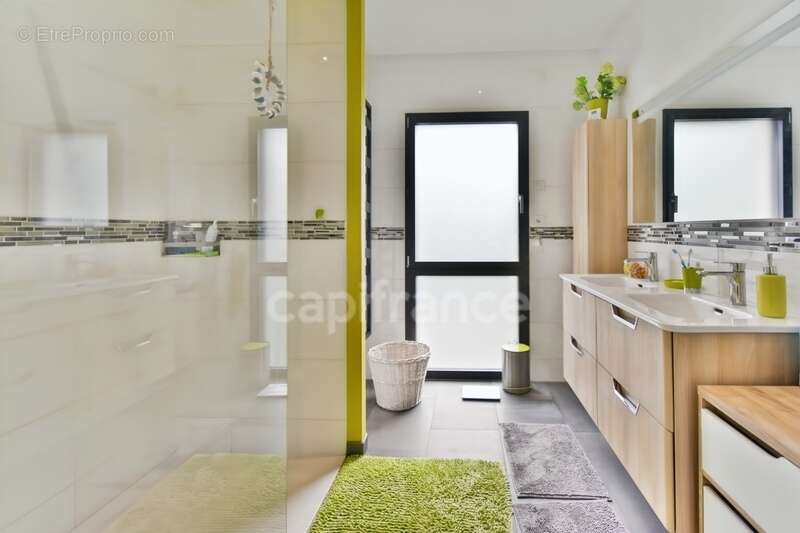 Maison à MONTREUIL-SOUS-PEROUSE