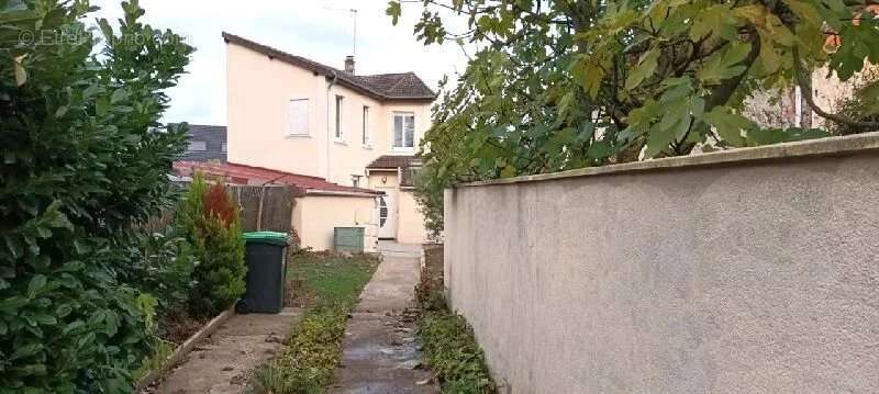 Maison à SAINTE-GENEVIEVE-DES-BOIS