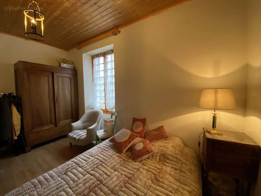 Une belle maison avec dépendances et jardin proche d'une grande ville - photo 8