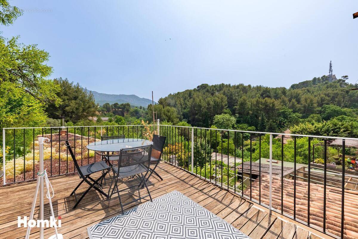 Appartement à ROQUEVAIRE