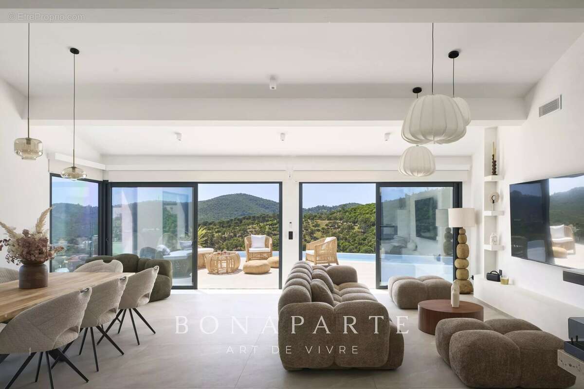 LES ISSAMBRES : Villa contemporaine d’exception – 257 m² habitables – Vue mer panoramique - photo 7