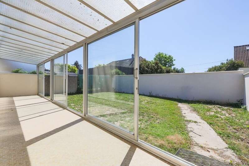 À vendre à Sainte-Geneviève-des-Bois, maison climatisée :    de 123 m², 5 chambres, véranda, garage, sans travaux et parfaitemen - photo 4