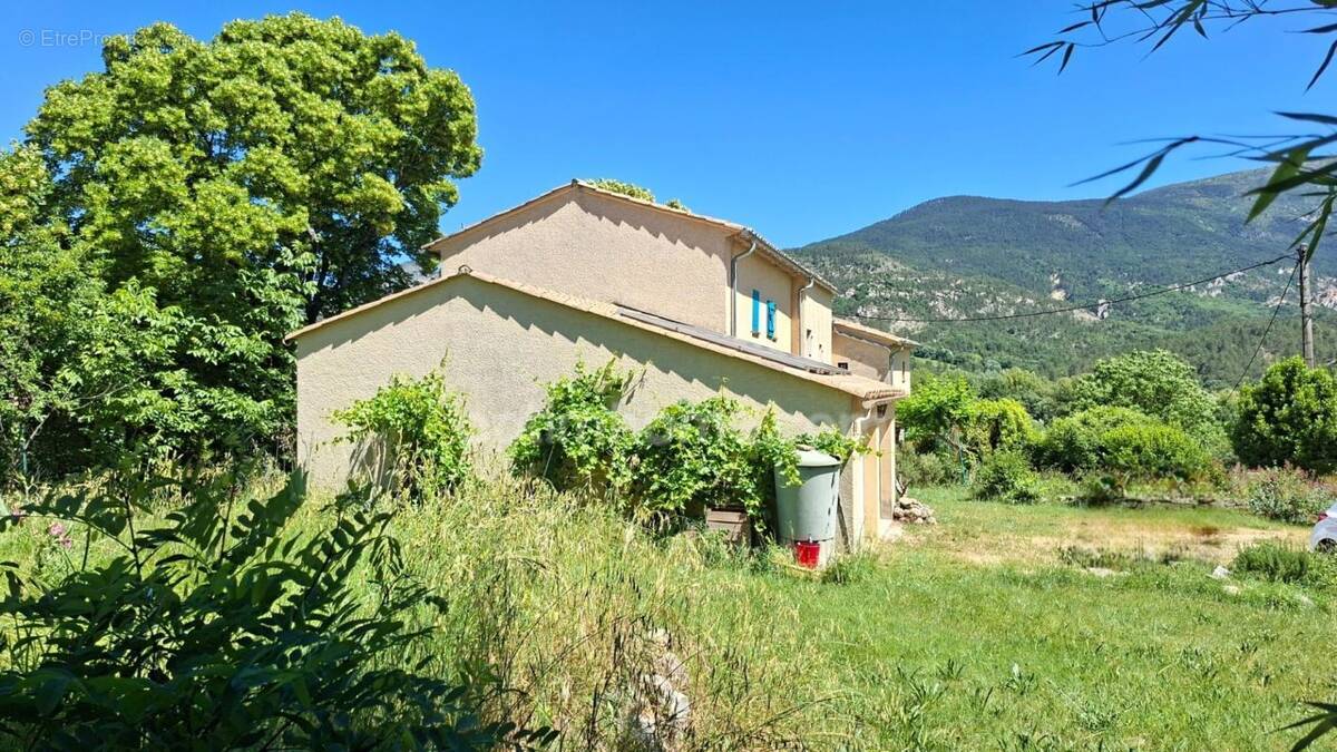 A Vendre Maison 237 m² double habitation possible et terrain arboré MEZEL (04) - photo 1