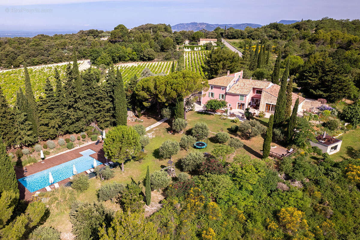 Propriete composee de 7 gites  de 430m² sur terrain de  63547 m². - photo 3