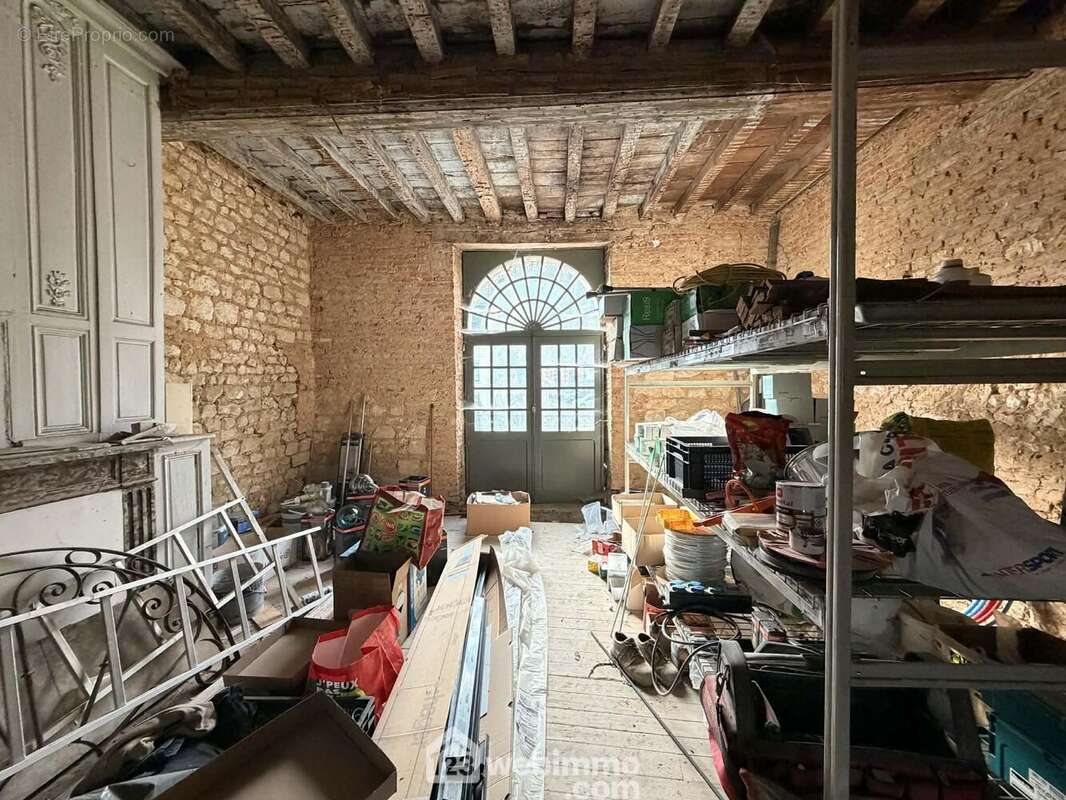 Les menuiseries sont en double vitrage chêne pour allier charme et confort - Appartement à MARLE