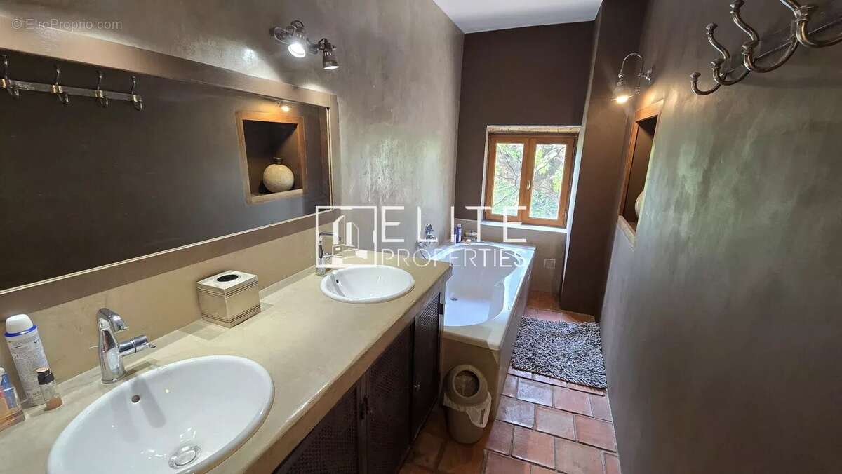 Maison en pierre 233m² & piscine + dépendances - grasse - photo 8