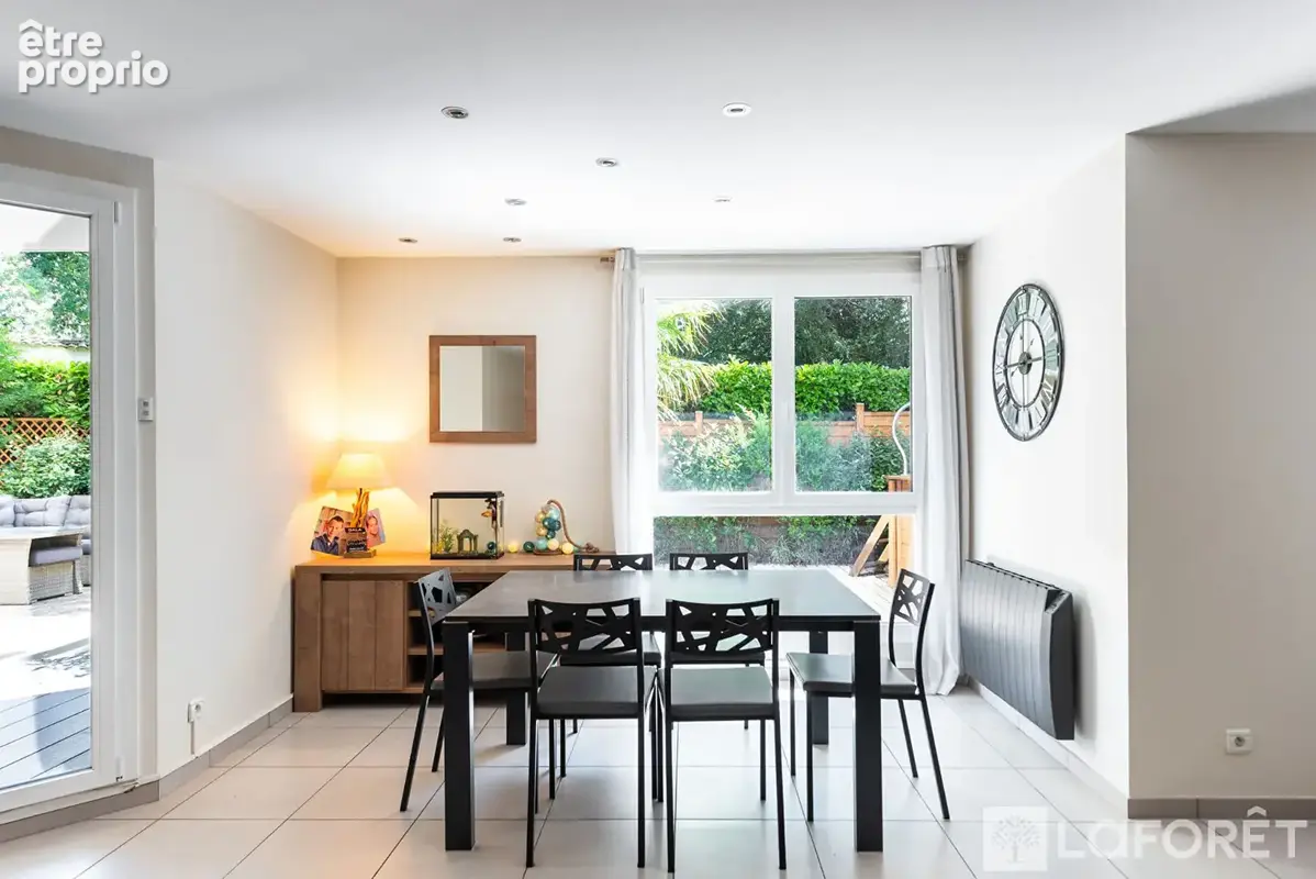 Appartement en rez-de-jardin de 157 m2 - métro Cuire - photo 6