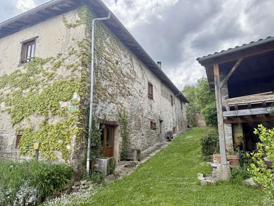 Maison 250 m² à Les Ardillats  - photo 3