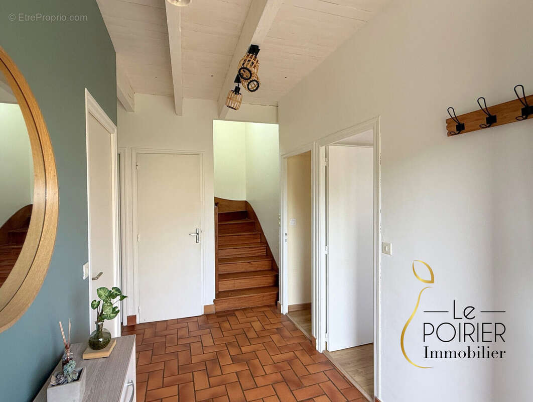 Entrée cage d'escalier - Maison à LAMBALLE
