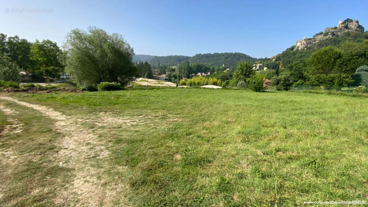 Terrain à ENTRECHAUX