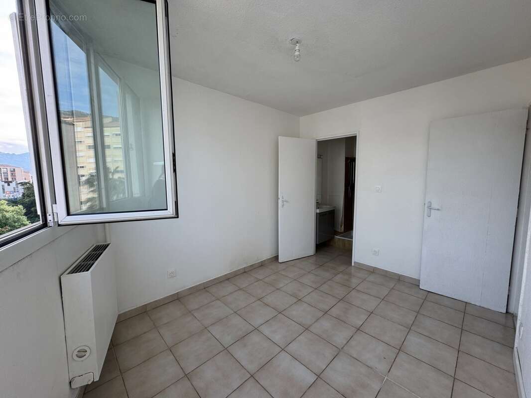 Bel appartement 5 pièces (3 chambres) avec terrasse, aperçu mer, cave et parking privé - photo 17