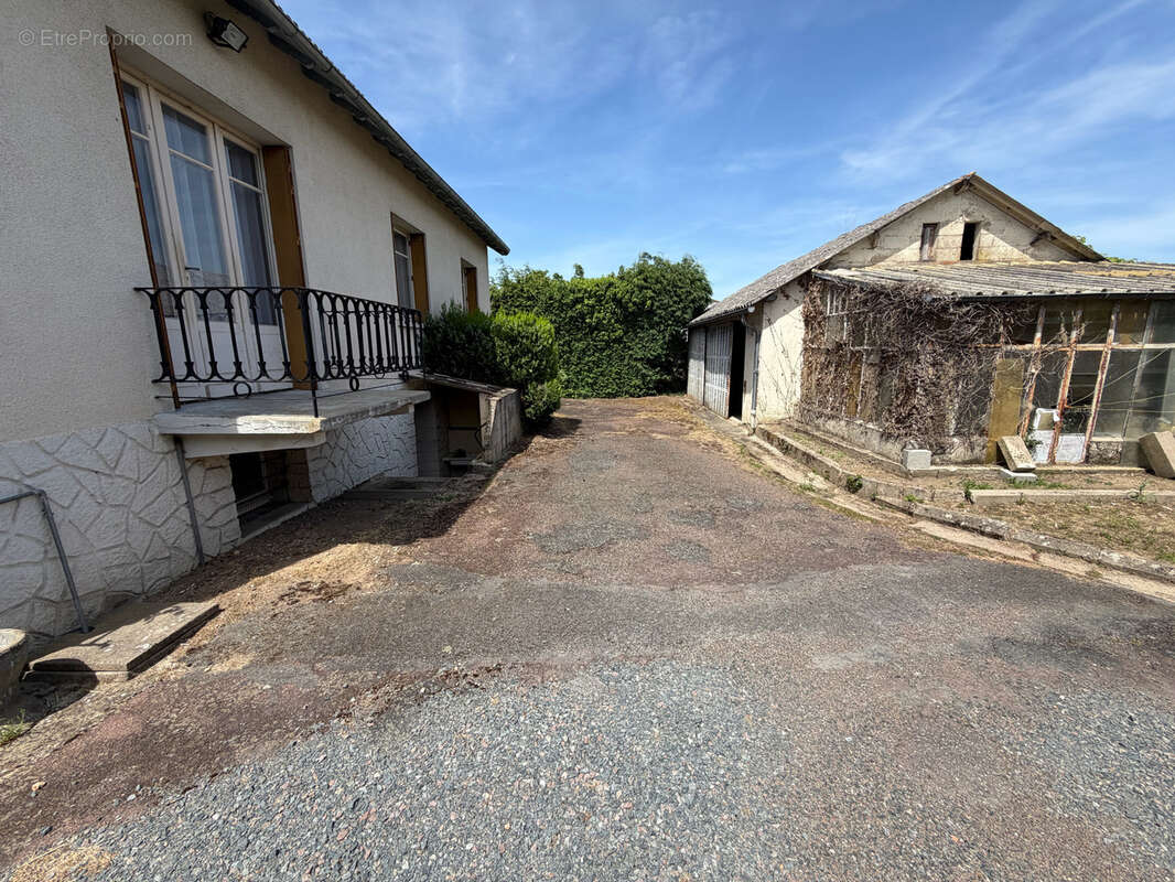 Maison 2 chambres + garage - dependance - terrain - photo 9