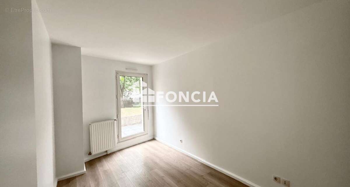Beau rez de jardin idealement situe, au pied du r.e.r b antony et de toutes commodites - photo 9