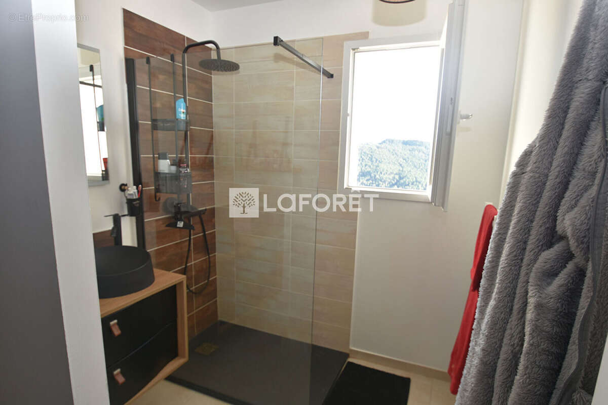 Maison à BAGNOLS-EN-FORET