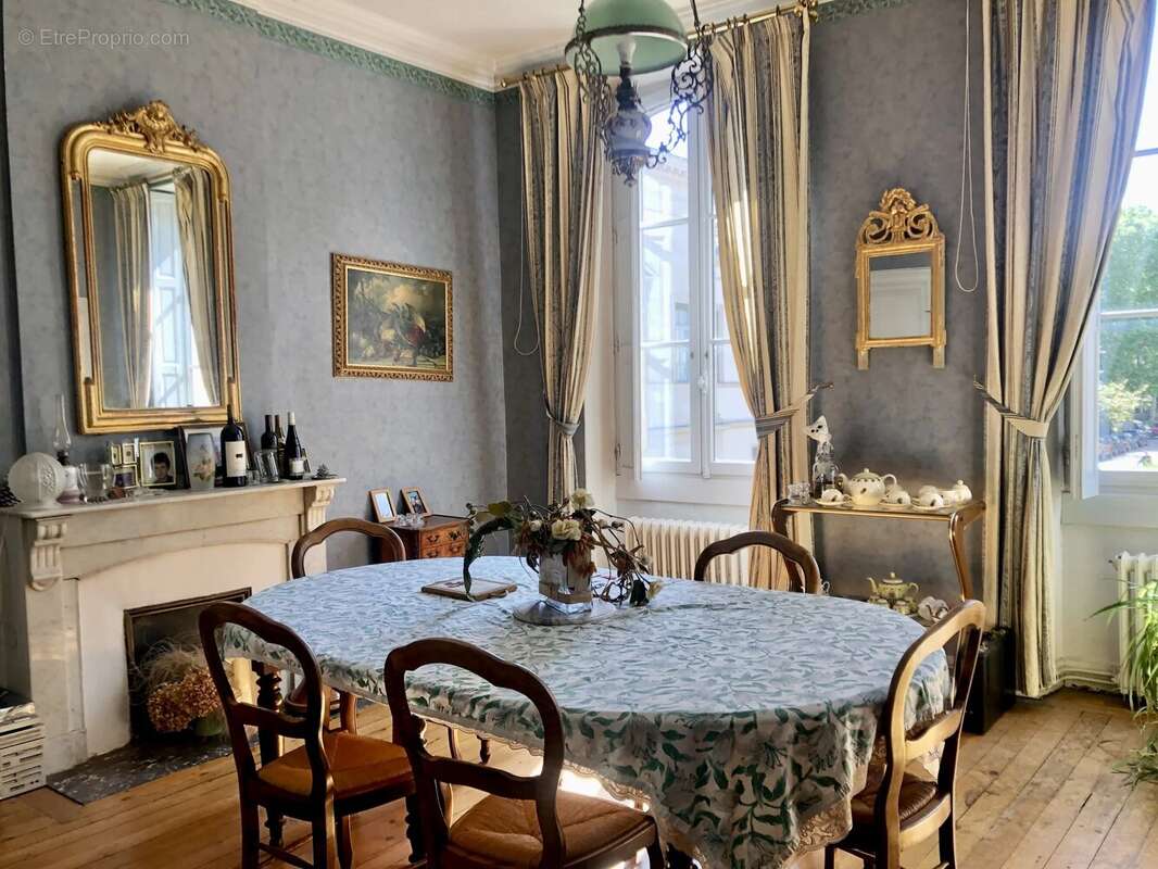 Élégant immeuble de style haussmannien avec jardin privé et fort potentiel d'investissement - photo 4