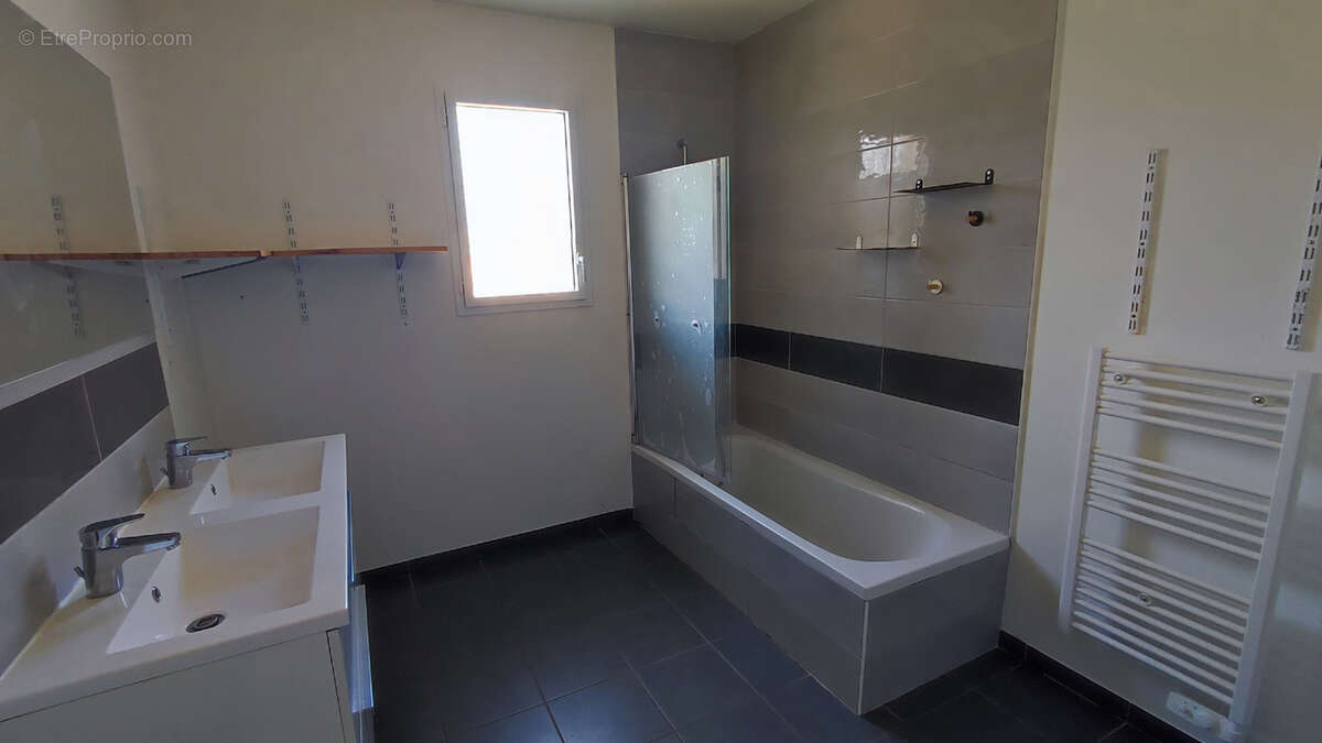 Maison recente dans petit village proche oloron - photo 9