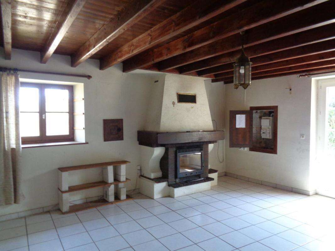 Maison à CLUSSAIS-LA-POMMERAIE