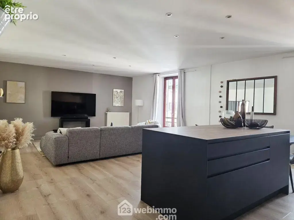 En exclusivité, appartement T4 de 113m² en plein c½ur du centre ville d'Albertville, proche des écoles et des commerces et à seulement 600m de la gare.