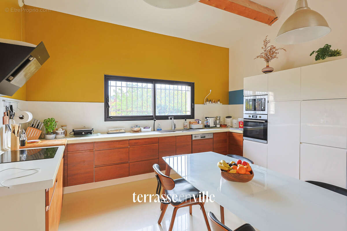 Maison à SIMIANE-COLLONGUE