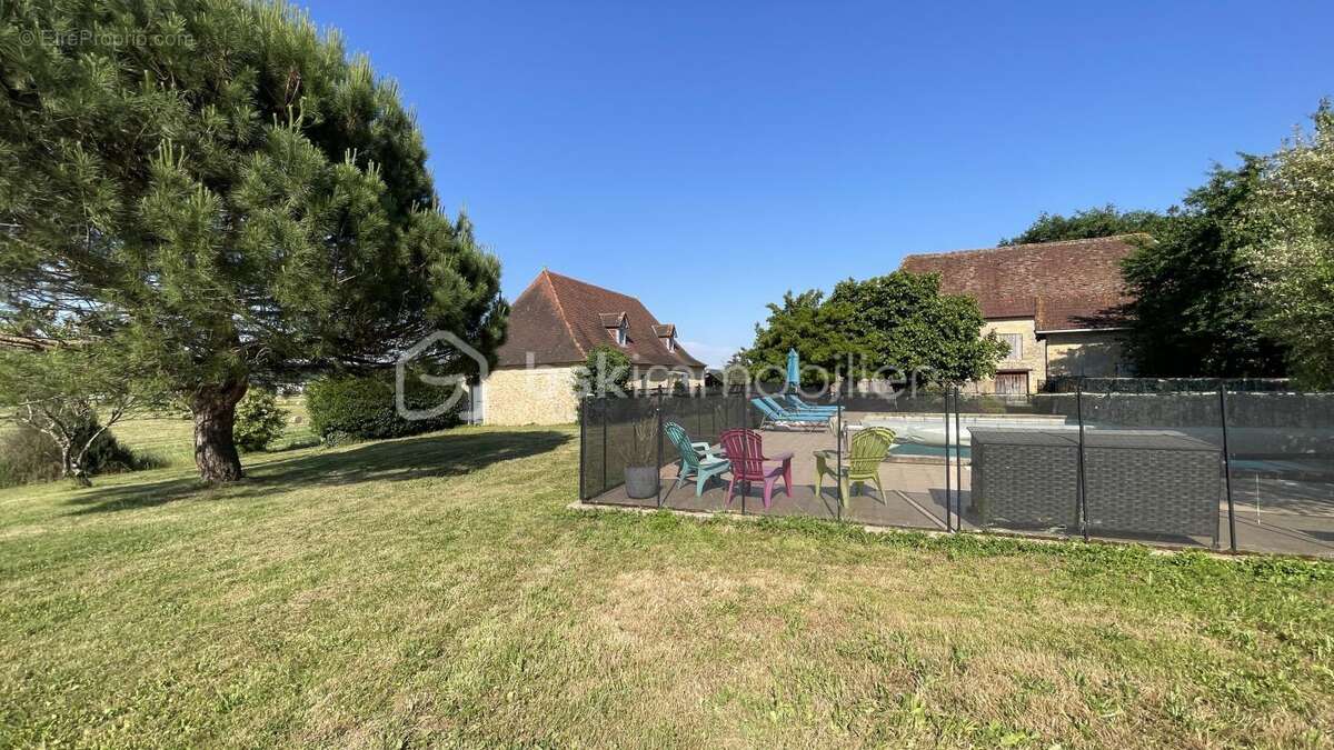 Ensemble de bâtiments en pierre composé d’une maison d’habitation, d’un gîte, d’un pool house, de deux ateliers et de deux sécho - photo 8