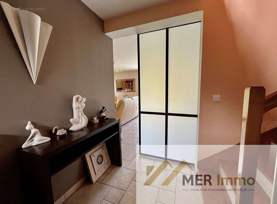 SAINT-PERE. Maison d'environ 125 m2 avec 4 chambres et superbe jardin paysager - photo 7
