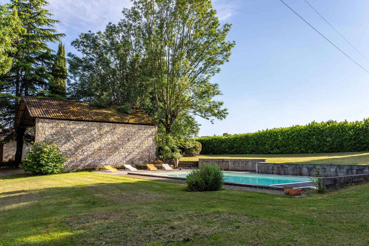 Stoney country house with pool - photo 5