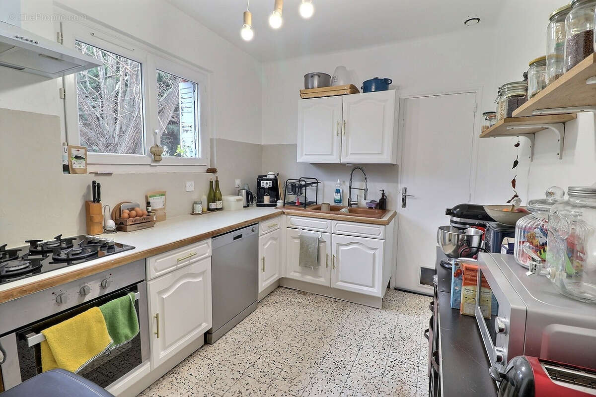 Maison à ENTRAIGUES-SUR-LA-SORGUE