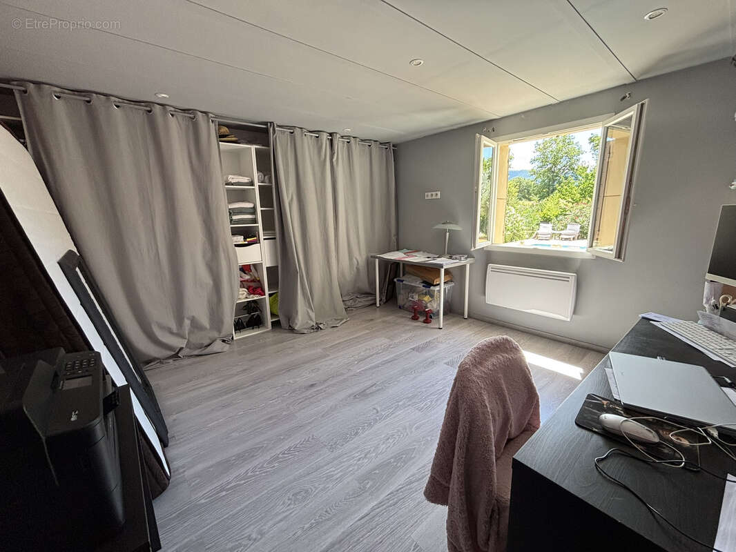 Commerce à MALAUCENE