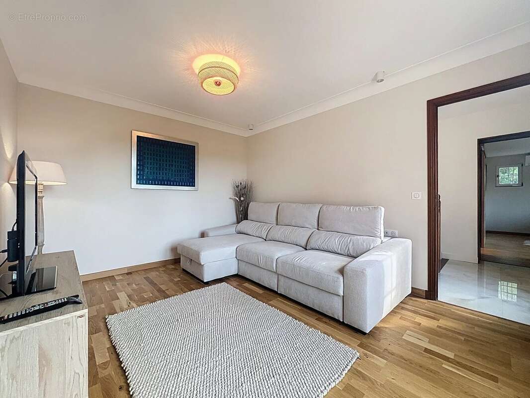 Maison à LA ROQUETTE-SUR-SIAGNE