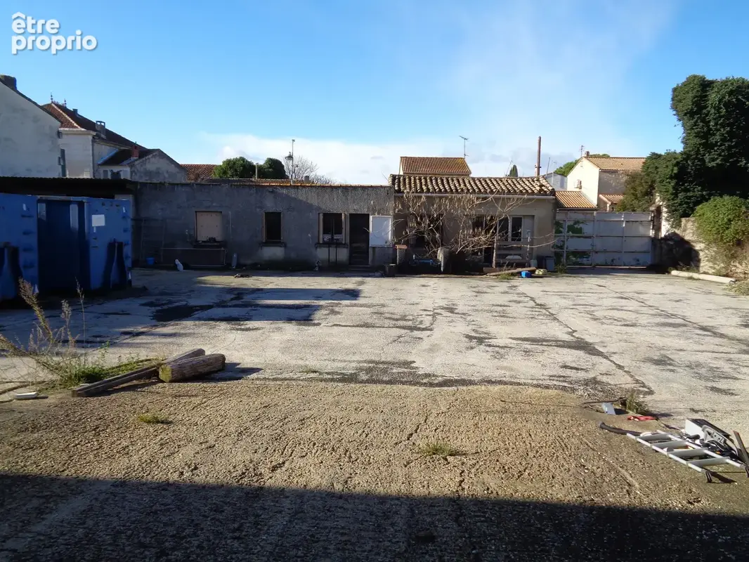 Gard Aimargues Entrepot 900m2 sur terrain 1700m2 centre de village - photo 5