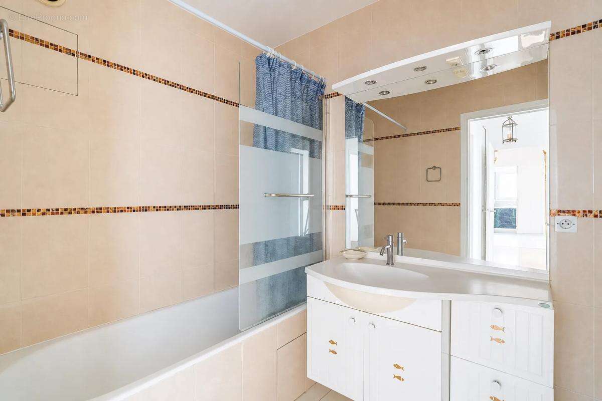 Appartement à COURBEVOIE
