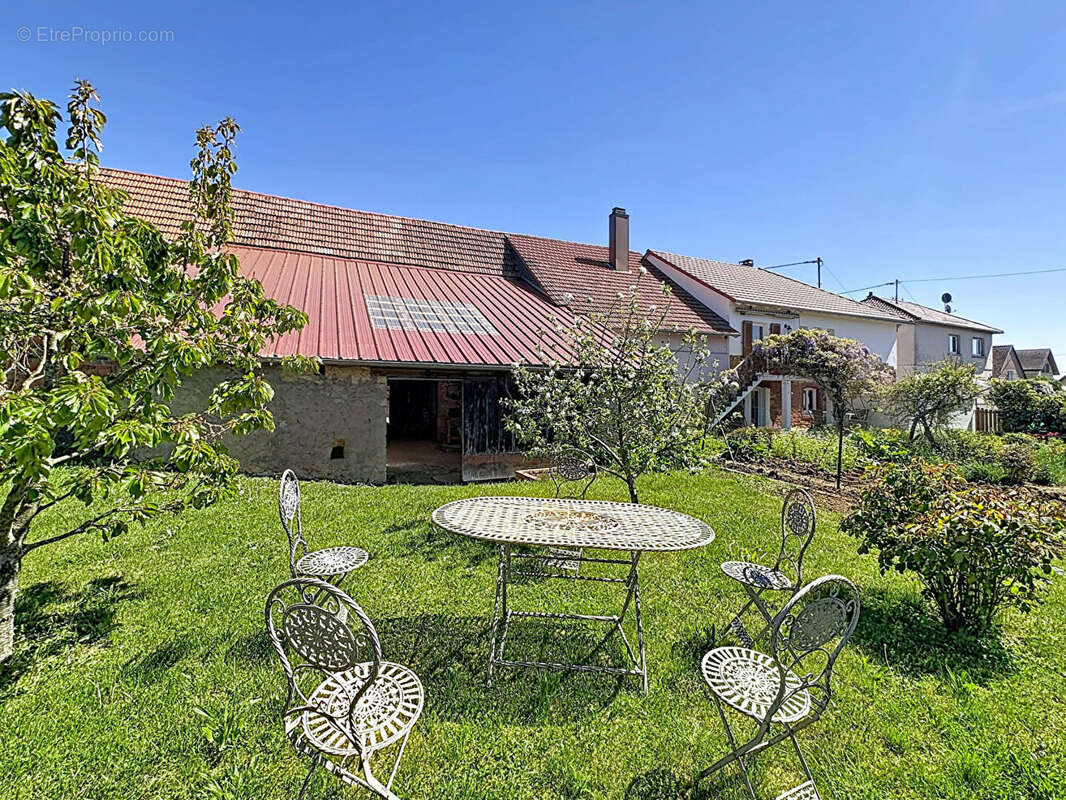 Maison 166 m² - terrain constructible 14 ares - dépendances - photo 4
