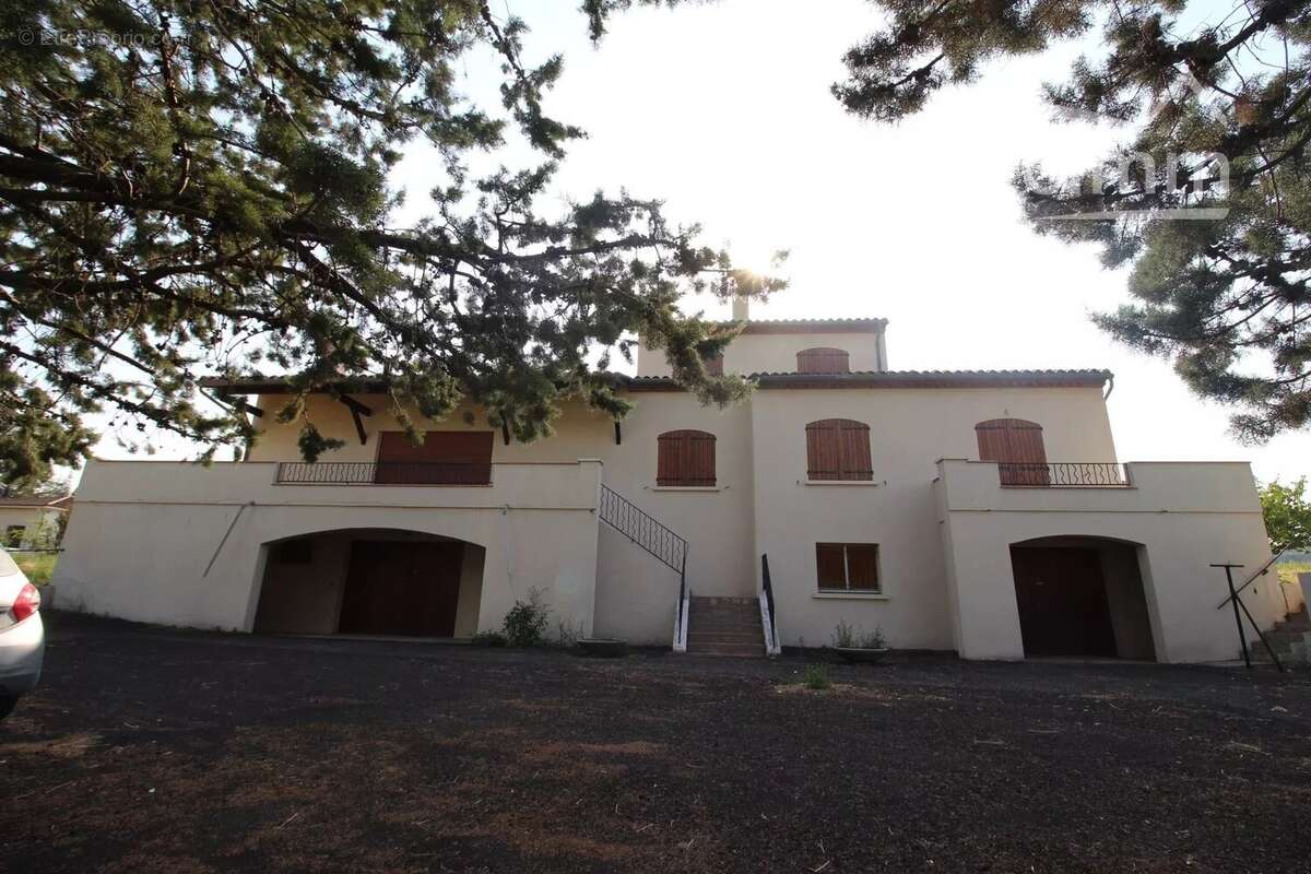 A vendre une villa de 216m² avec annexes et grand garage sur une parcelle de 9755m² - photo 12