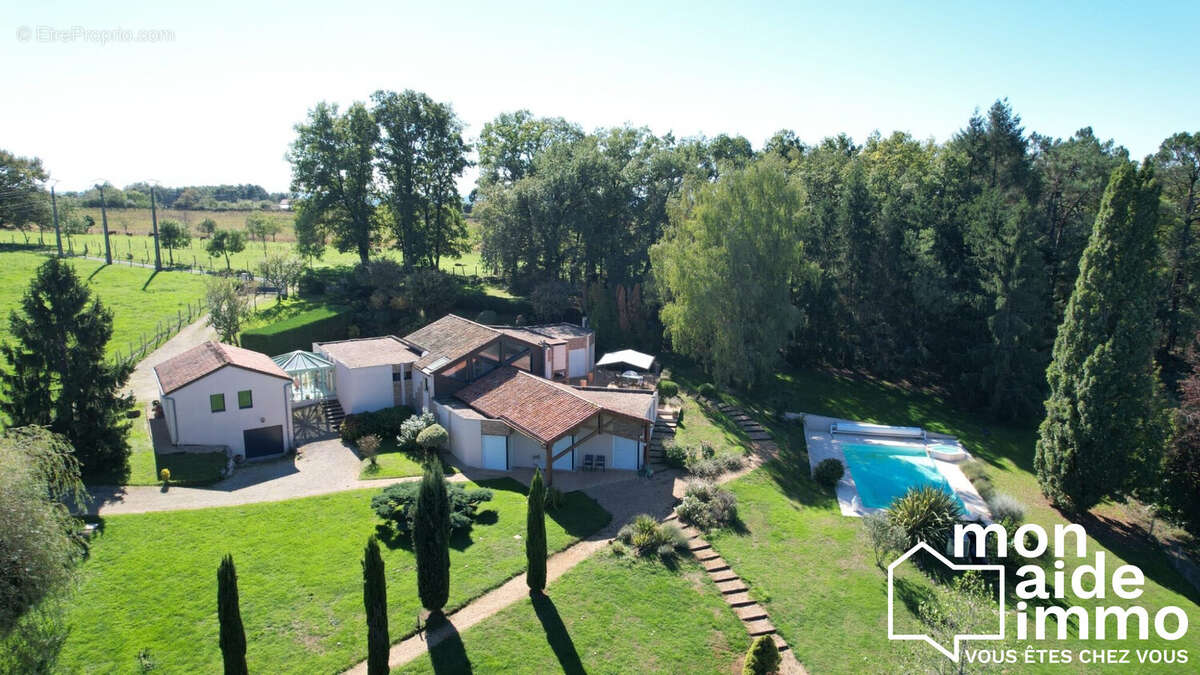 Maison 277 m² à Thiviers  - photo 2